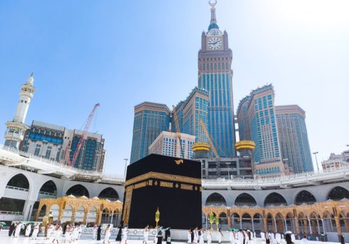 pilgrims-in-kaaba-in-macca-al-haram-umrah-socially-distanced-coronavirus-restrictions-face-mask-1-1024x768